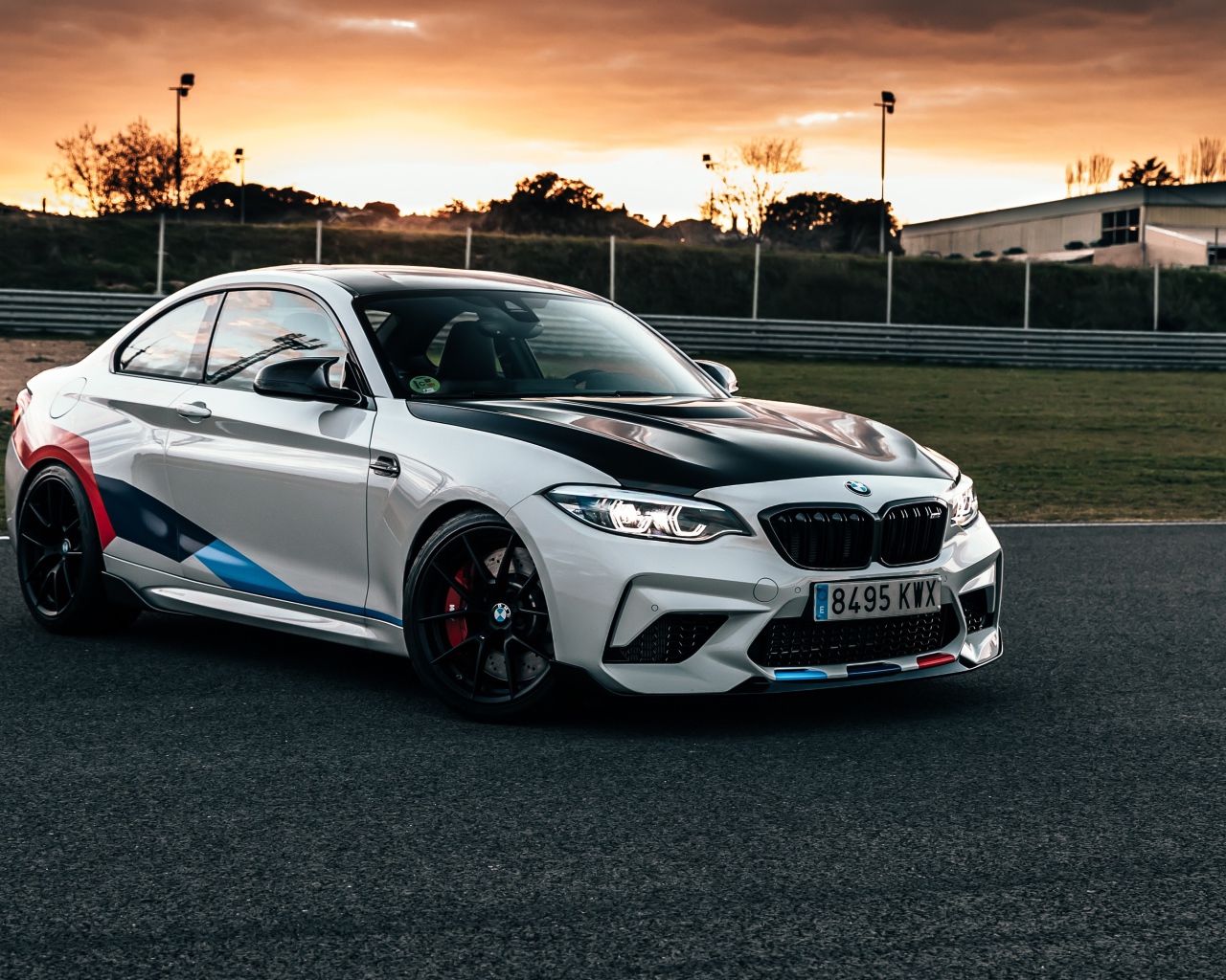 Гоночный автомобиль BMW M2 на трассе 