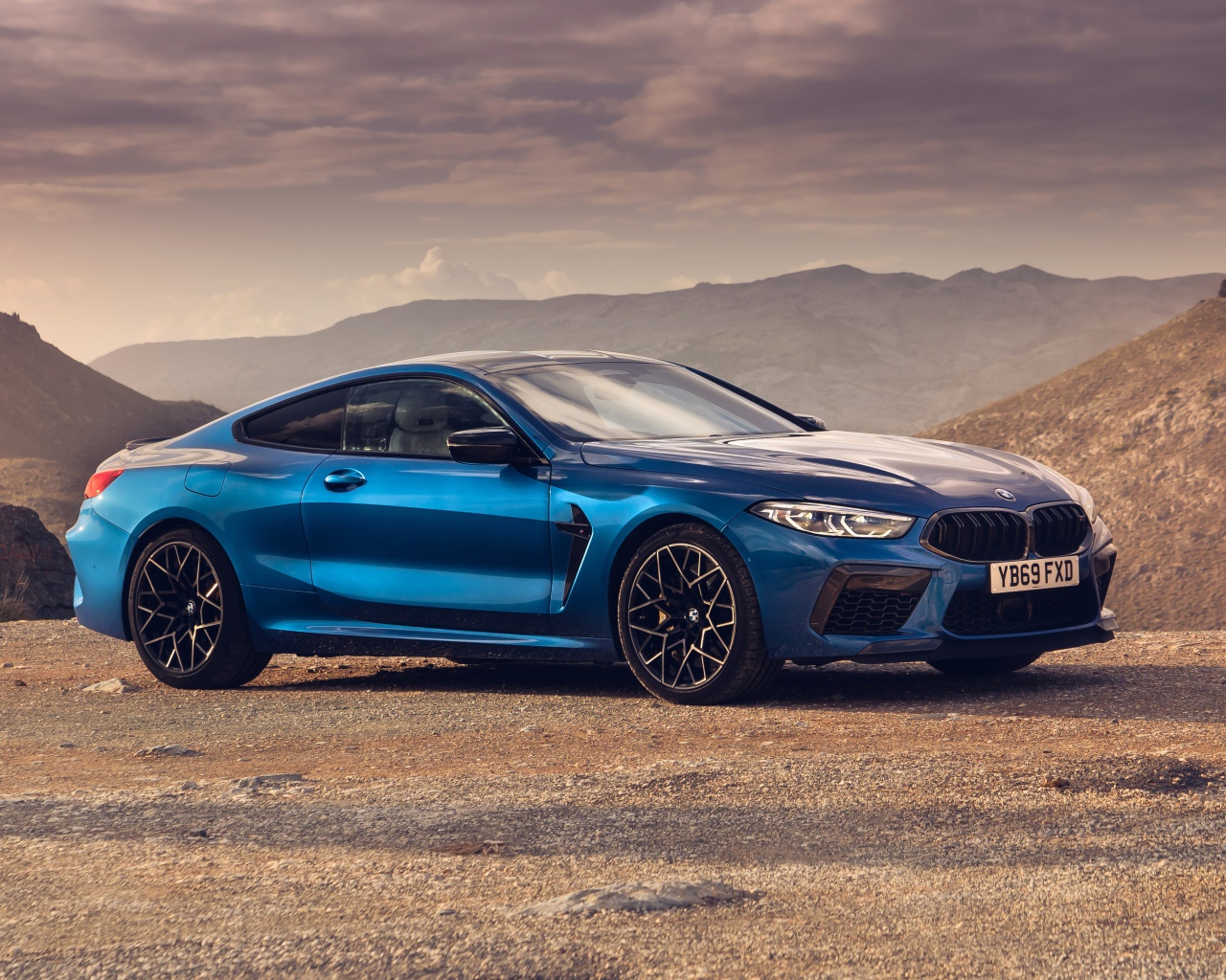 Синий автомобиль BMW M8  2019 года в горах