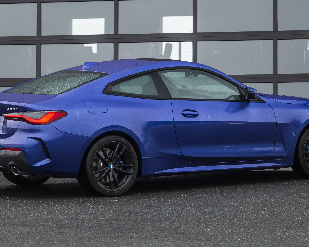 Синий автомобиль BMW 430i XDrive, 2021 года вид сбоку