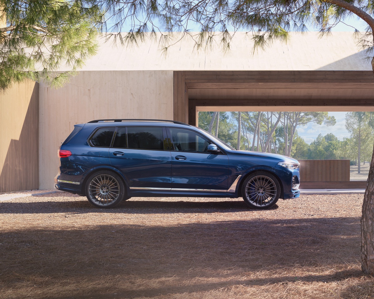 Синий внедорожник  BMW Alpina XB7, 2021 года 