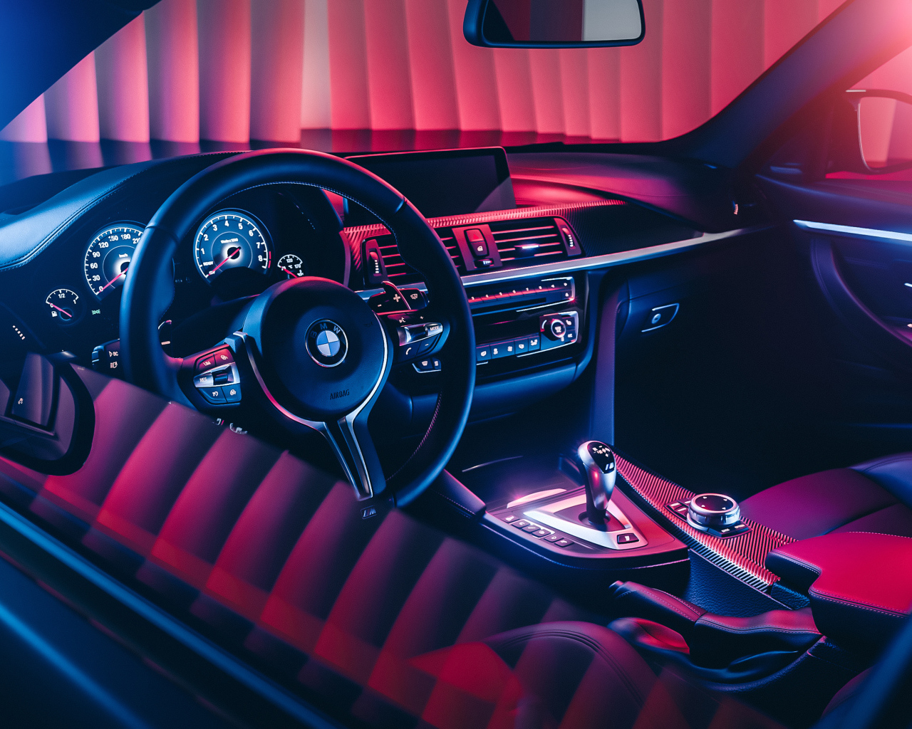 Дорогой черный кожаный салон автомобиля BMW M4 