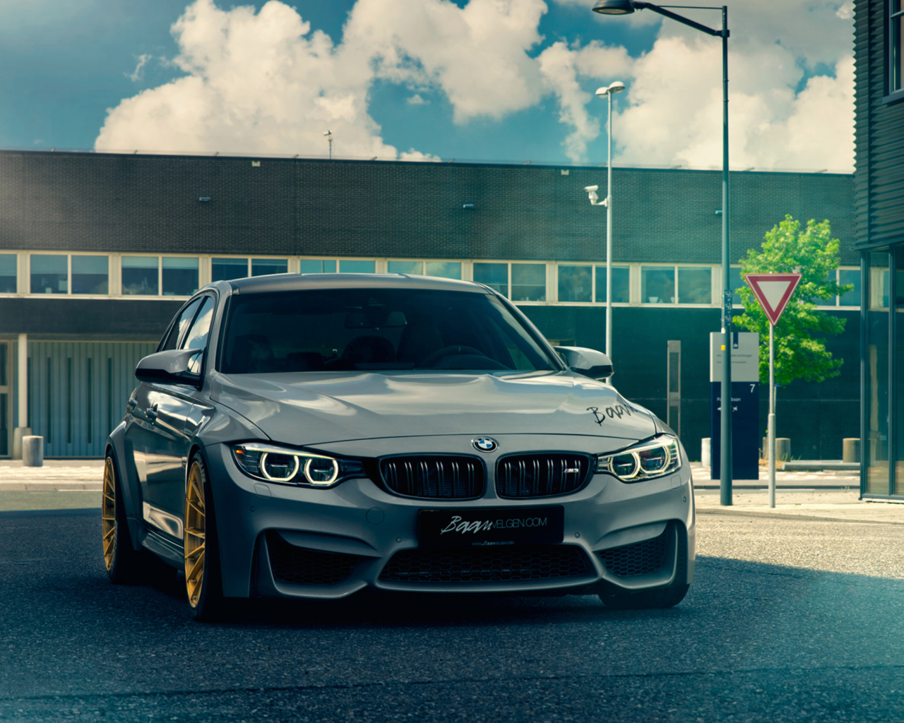 Серый автомобиль BMW F80 M3 в городе