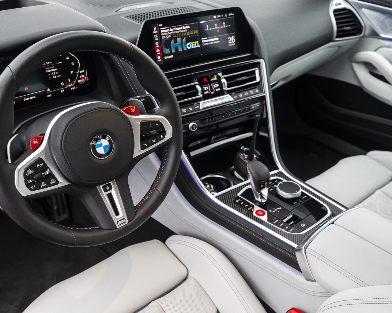 Салон автомобиля BMW M8, 2020 года