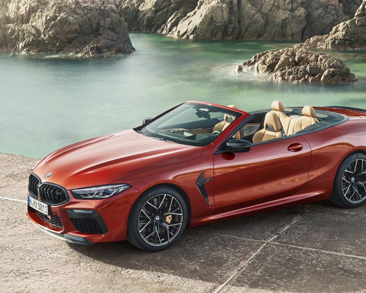 Красный кабриолет BMW M8, 2019 года у воды