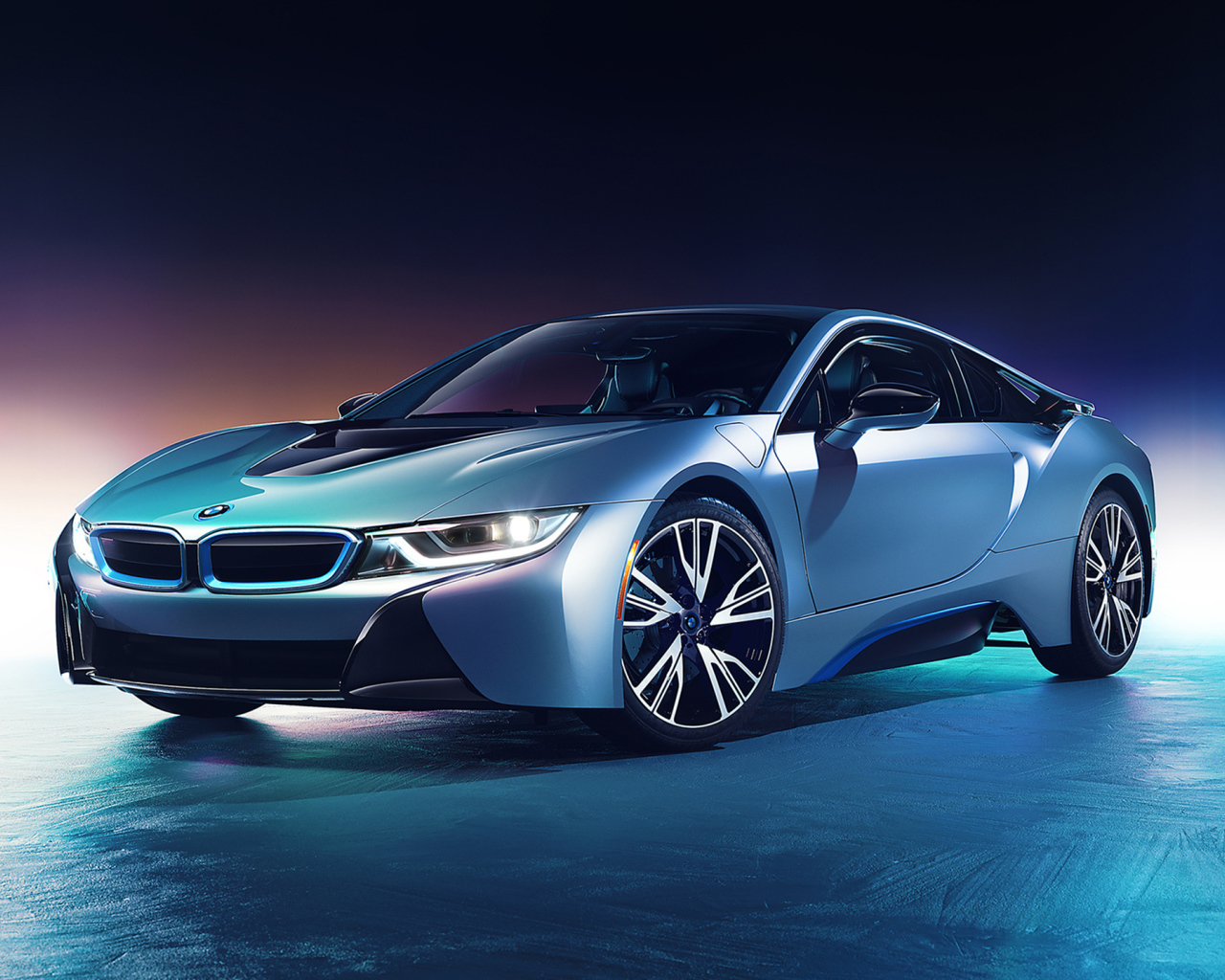 Серебристый автомобиль BMW I8 CGI