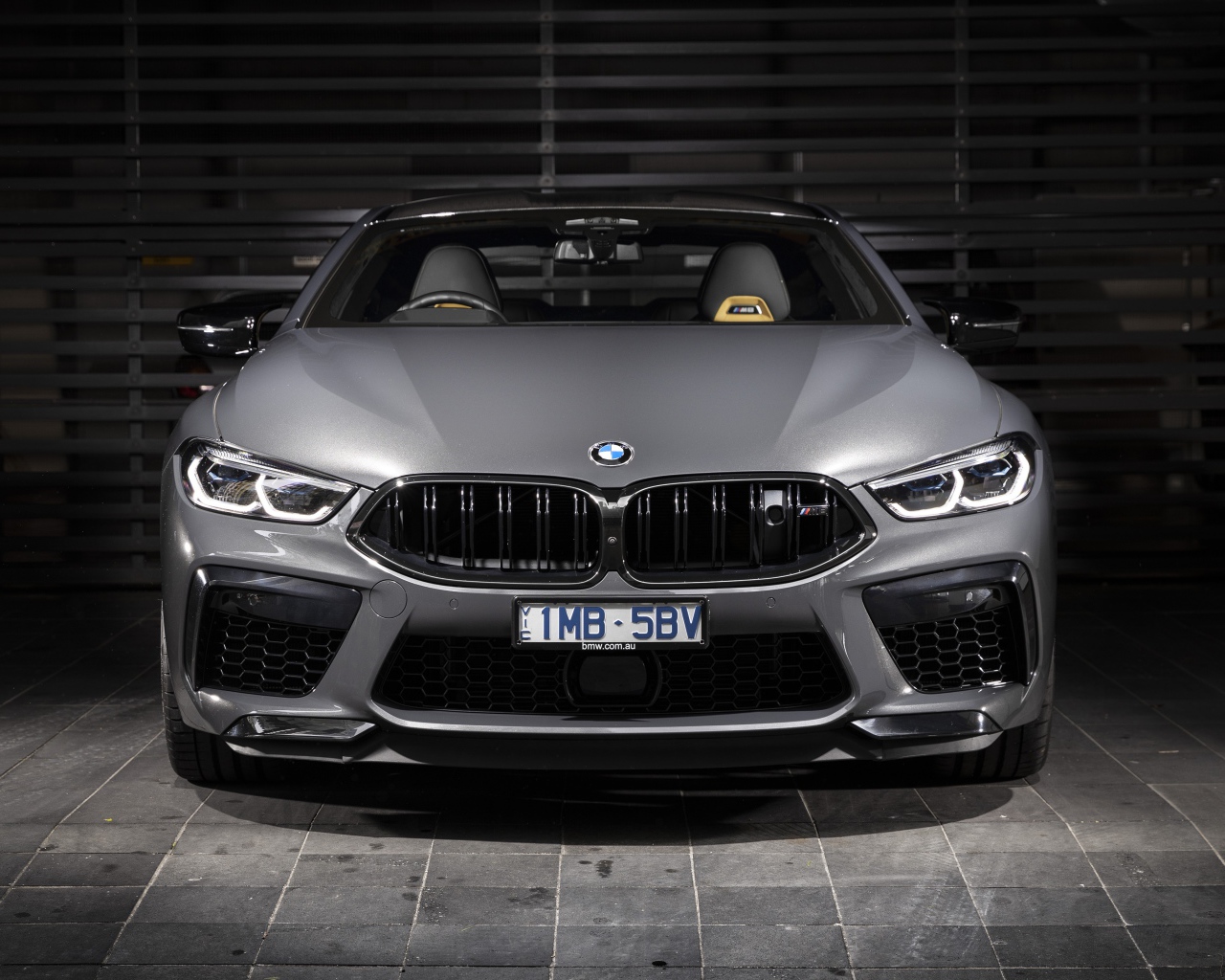 Серебристый автомобиль BMW M8,  2020 года