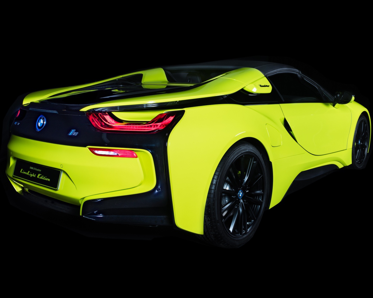 Спортивный автомобиль BMW I8 Roadster, 2019 года на черном фоне