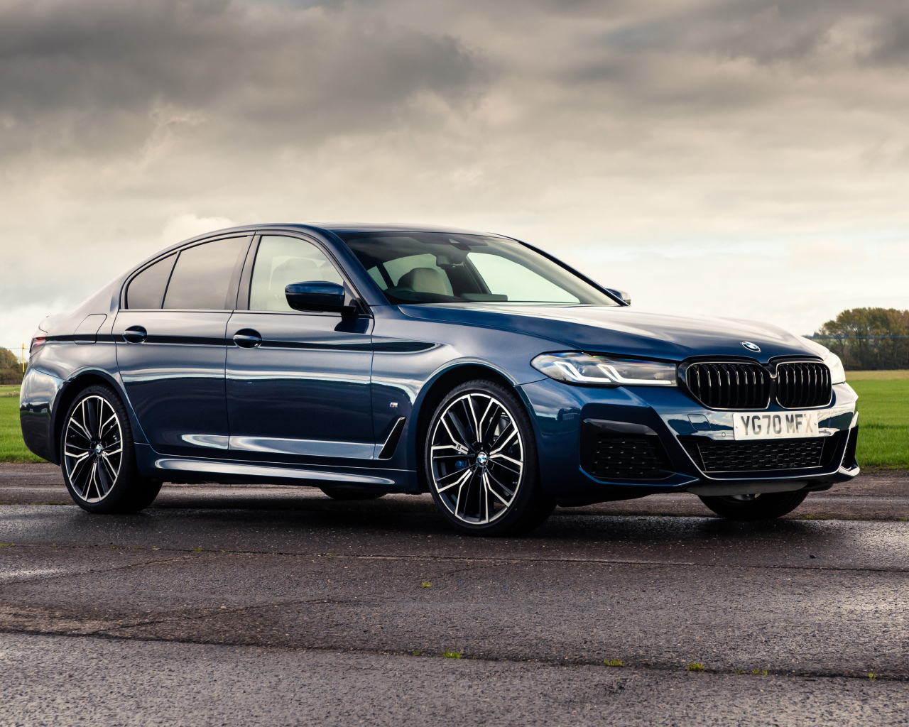 Стильный BMW 530e XDrive M Sport 2020 года на фоне грозового неба