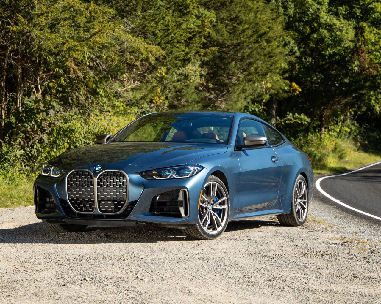 Стильный автомобиль  BMW M440i XDrive Coupe на дороге 