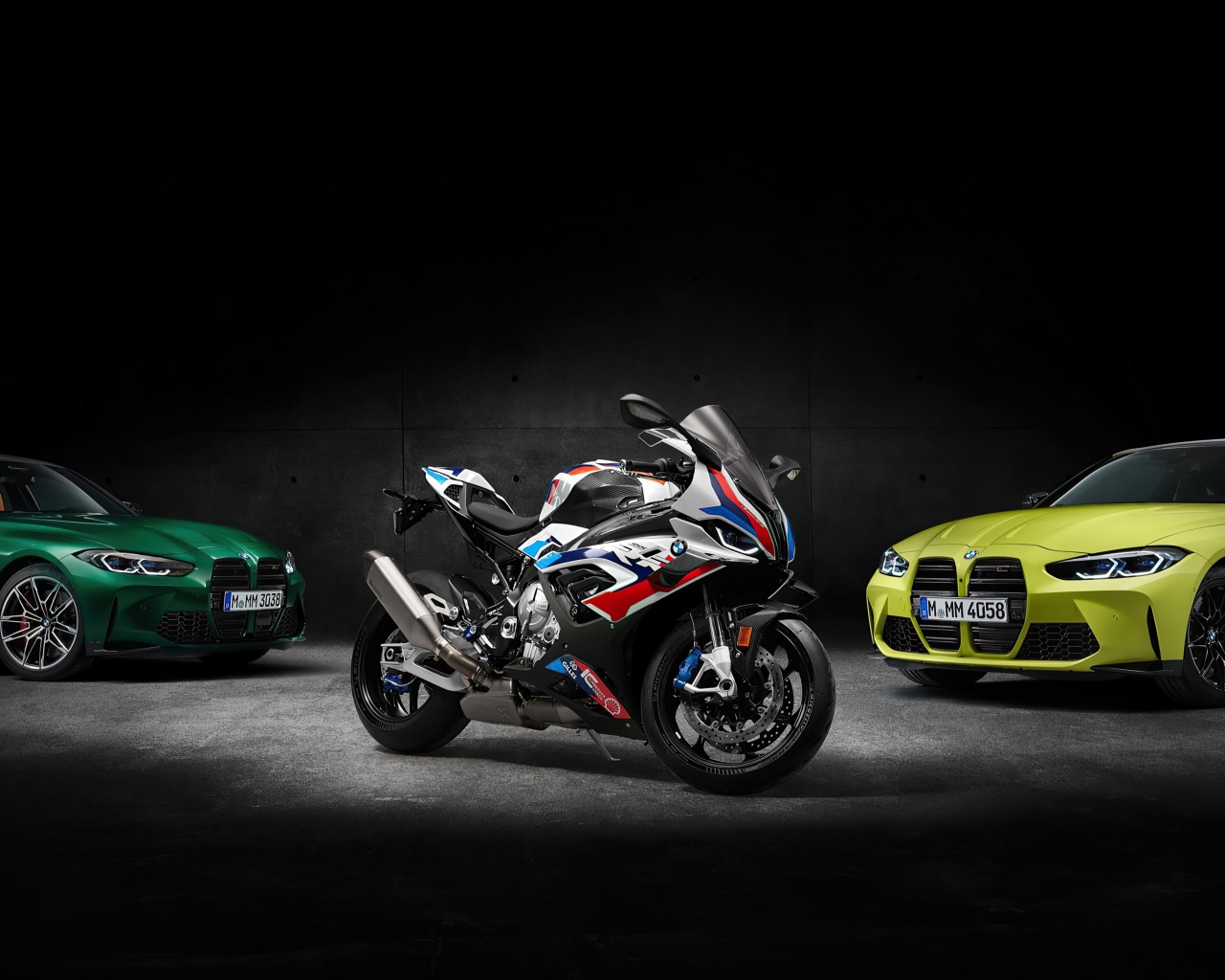 Два автомобиля и  мотоцикл Bmw на черном фоне