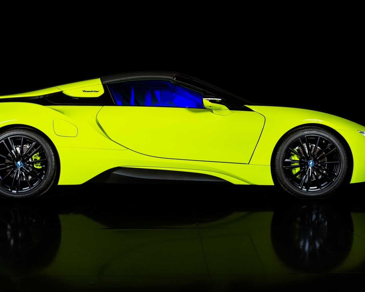 Желтый автомобиль BMW I8 Roadster, 2019 года вид сбоку