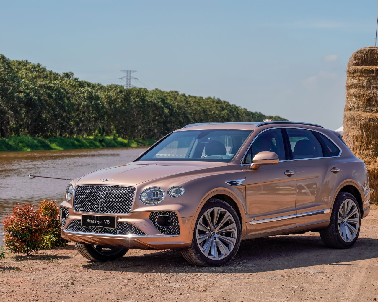 Автомобиль Bentley Bentayga V8 2020 года у реки