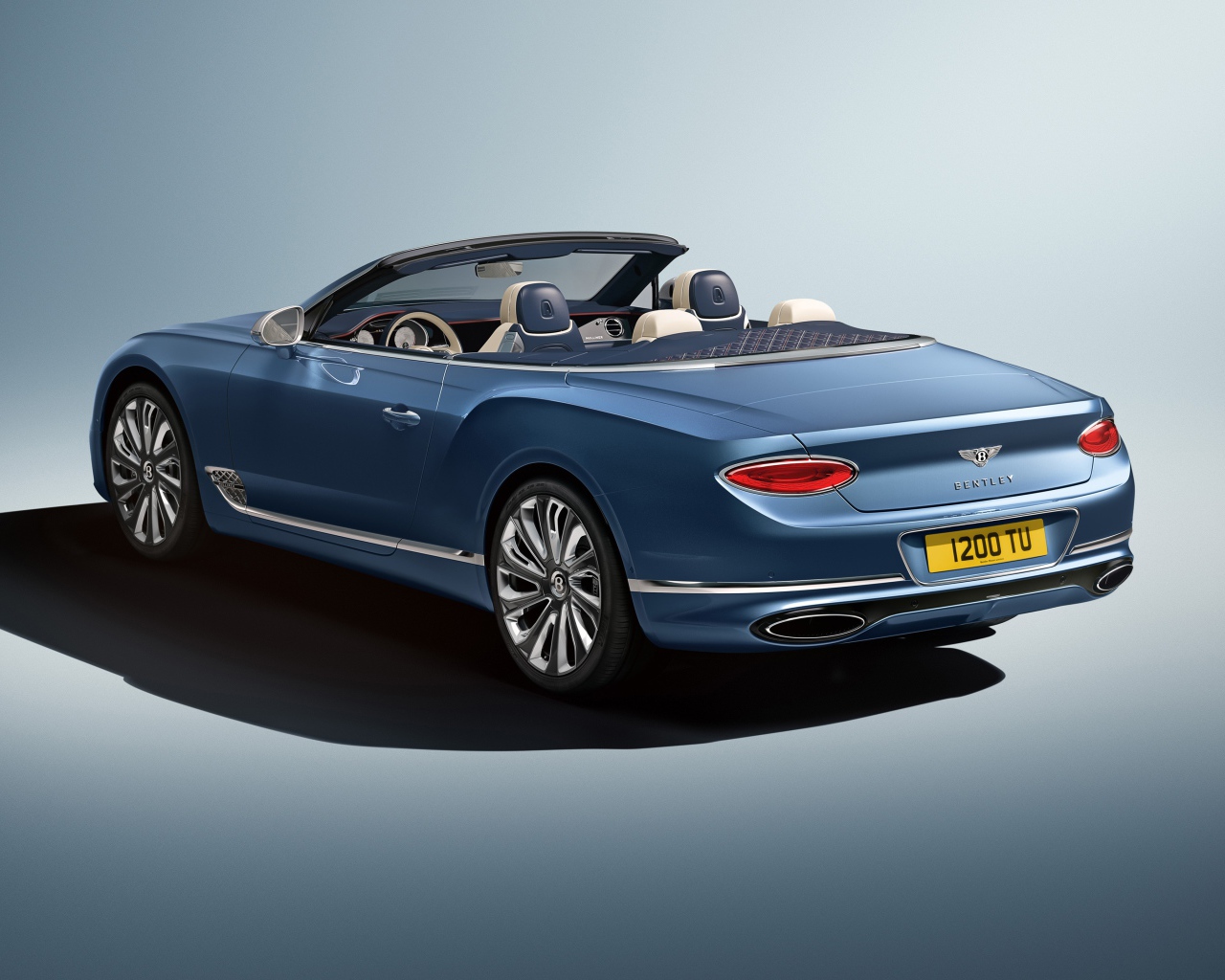 Автомобиль кабриолет Bentley Continental GT  2020 года вид сзади 