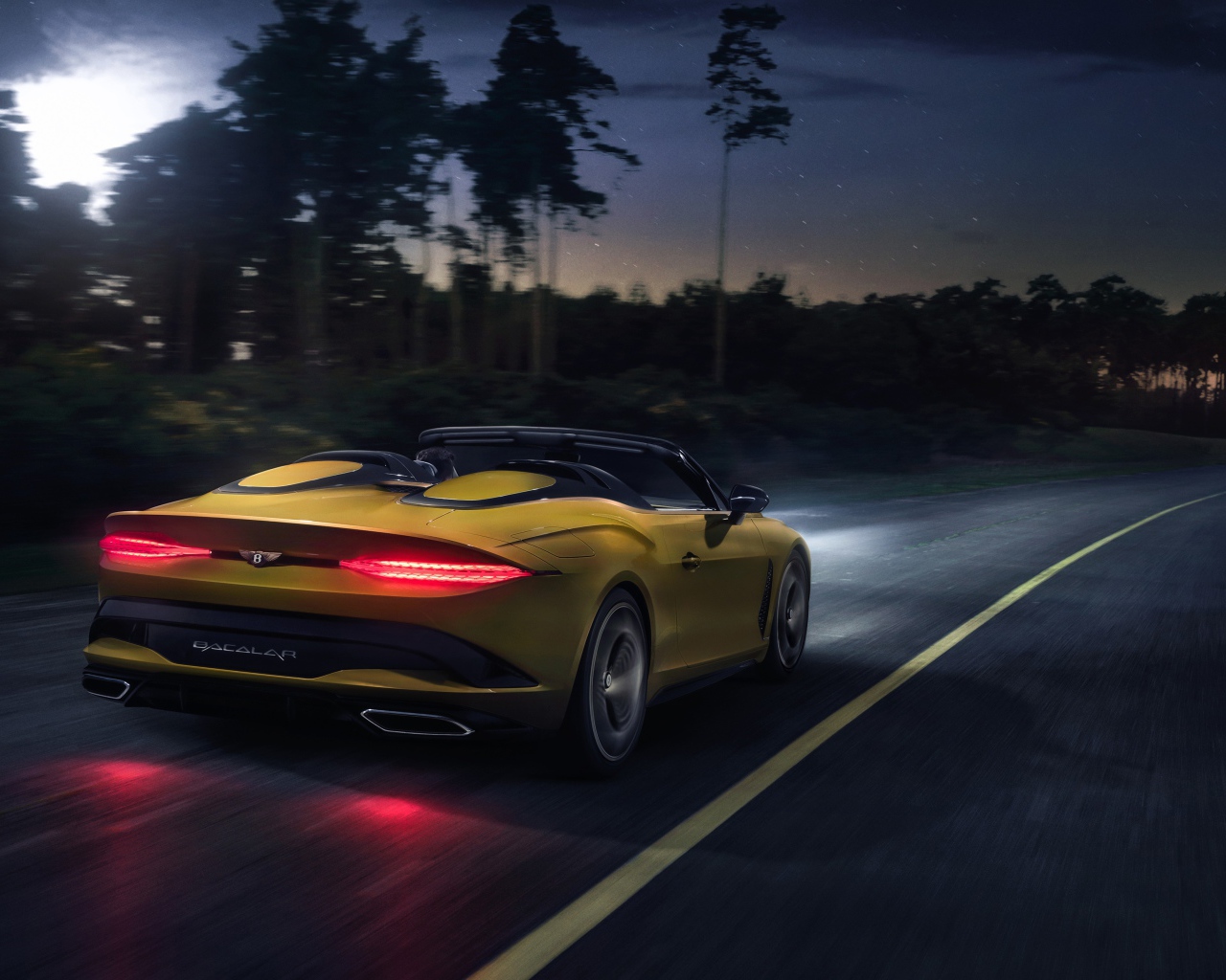Желтый автомобиль Bentley Mulliner Bacalar 2020 года на ночной трассе 