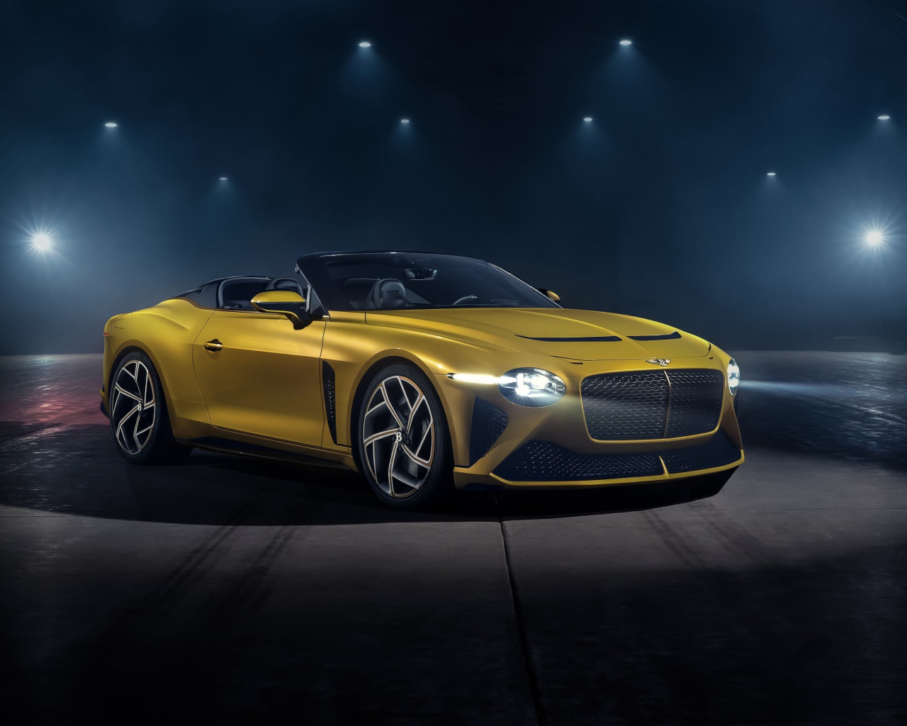 Желтый автомобиль Bentley Mulliner Bacalar 2020 года в свете софитов