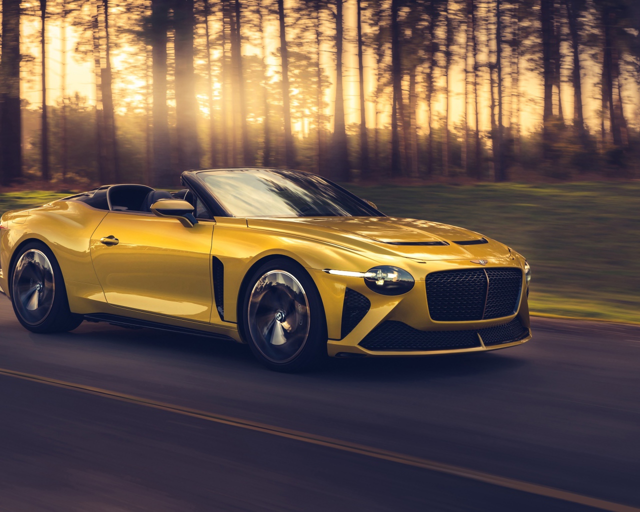 Желтый автомобиль Bentley Mulliner Bacalar 2020 года на трассе 