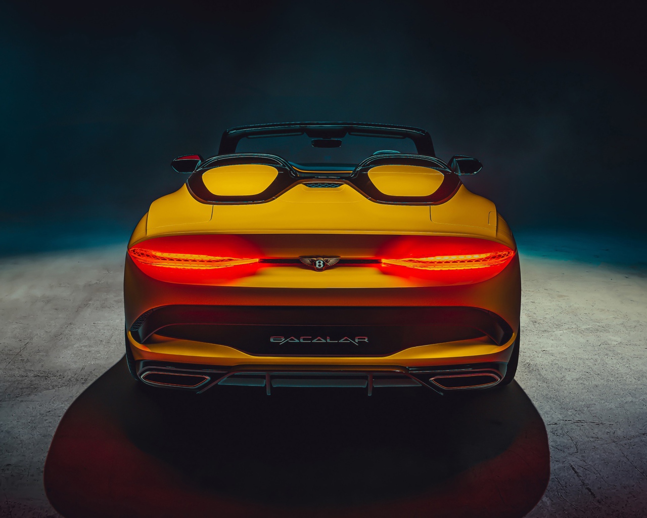 Желтый автомобиль Bentley Mulliner Bacalar 2020 года вид сзади