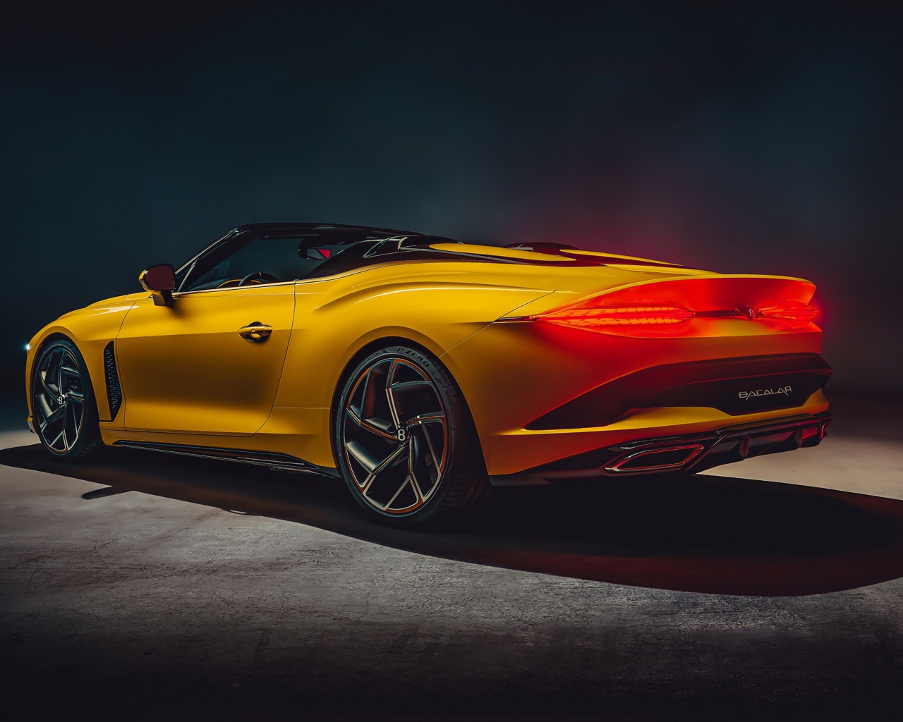 Желтый кабриолет Bentley Mulliner Bacalar 2020 года вид сзади