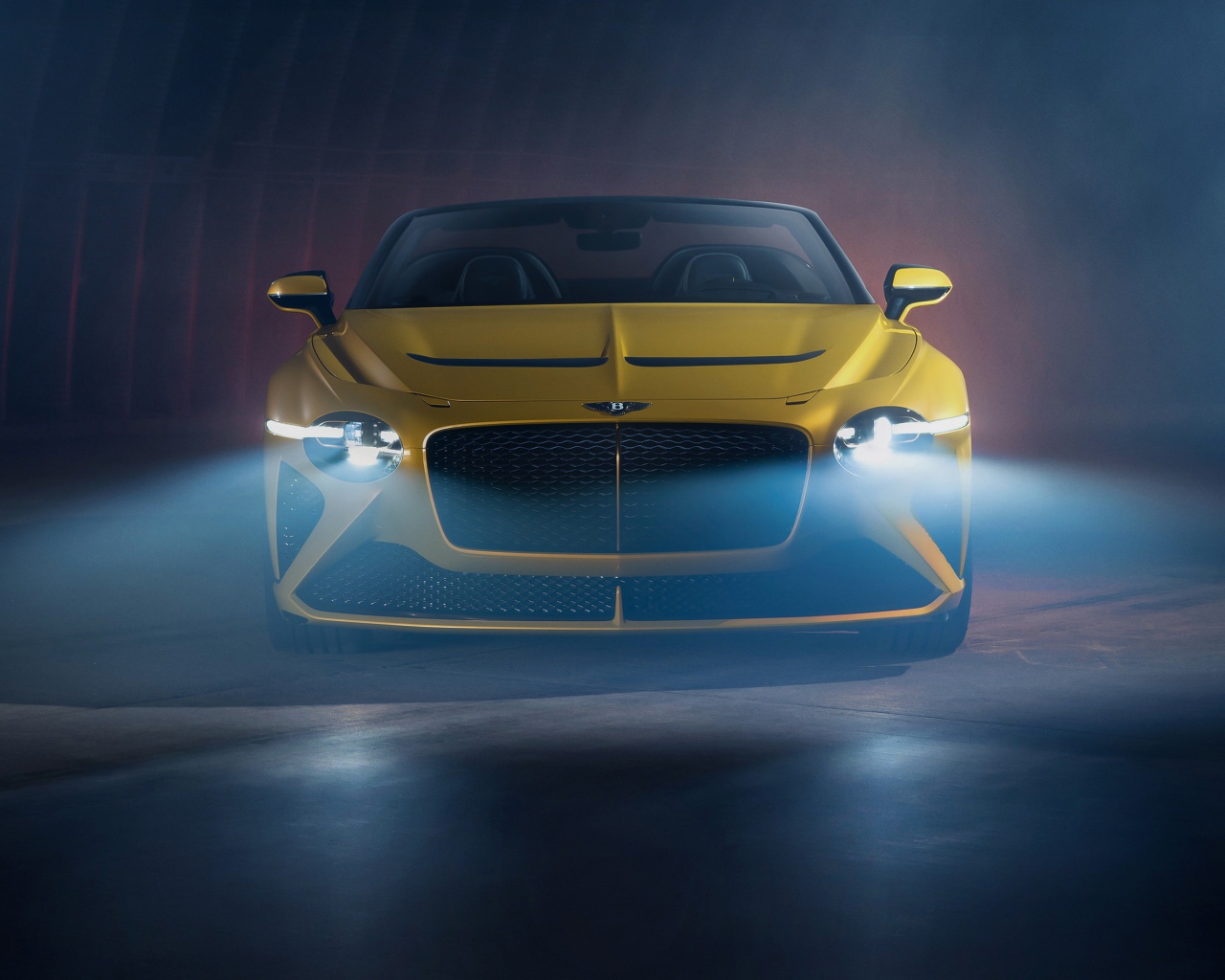 Желтый автомобиль Bentley Mulliner Bacalar 2020 года с включенными фарами