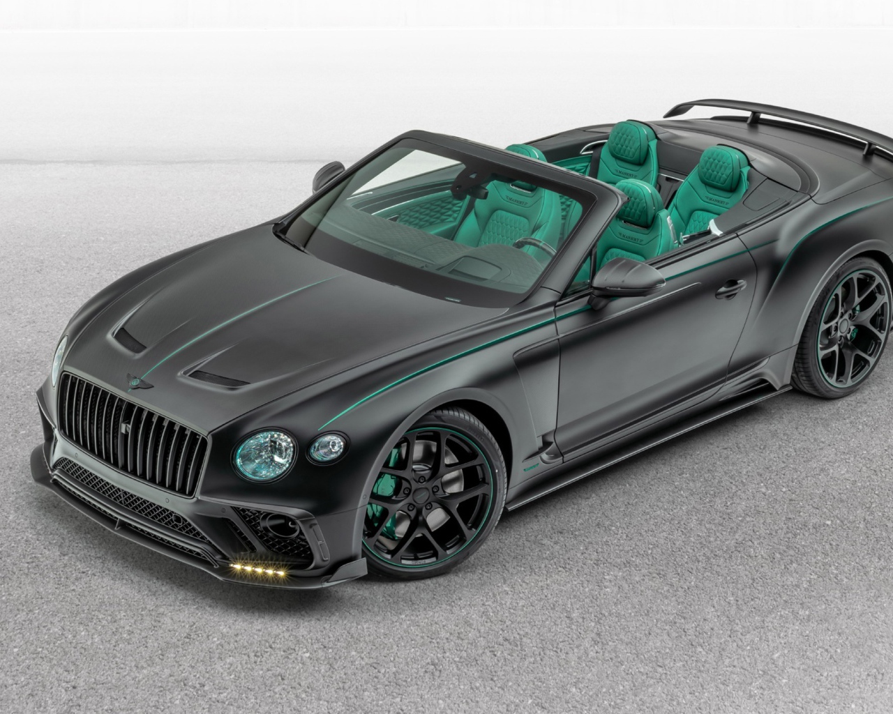 Черный автомобиль Mansory Bentley Continental GT V8 Convertible 2020 года на сером фоне