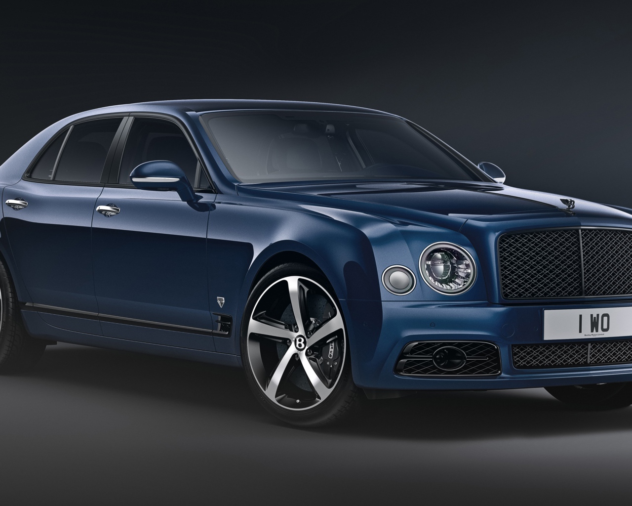 Синий дорогой автомобиль Bentley Mulsanne,  2020 года на сером фоне