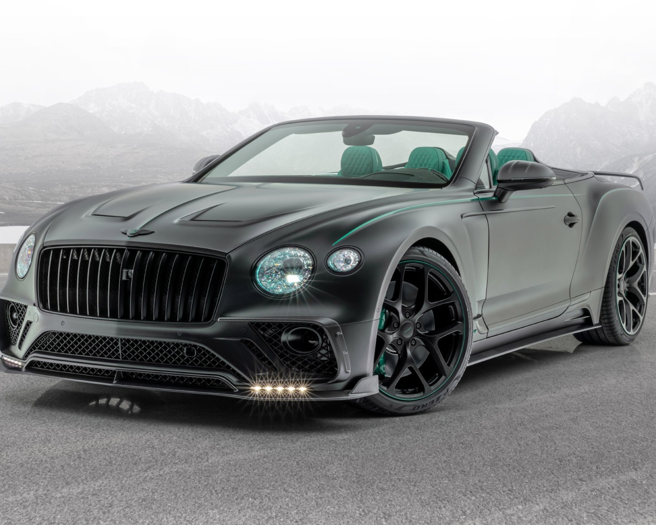 Кабриолет Mansory Bentley Continental GT V8 Convertible 2020 года на фоне гор 
