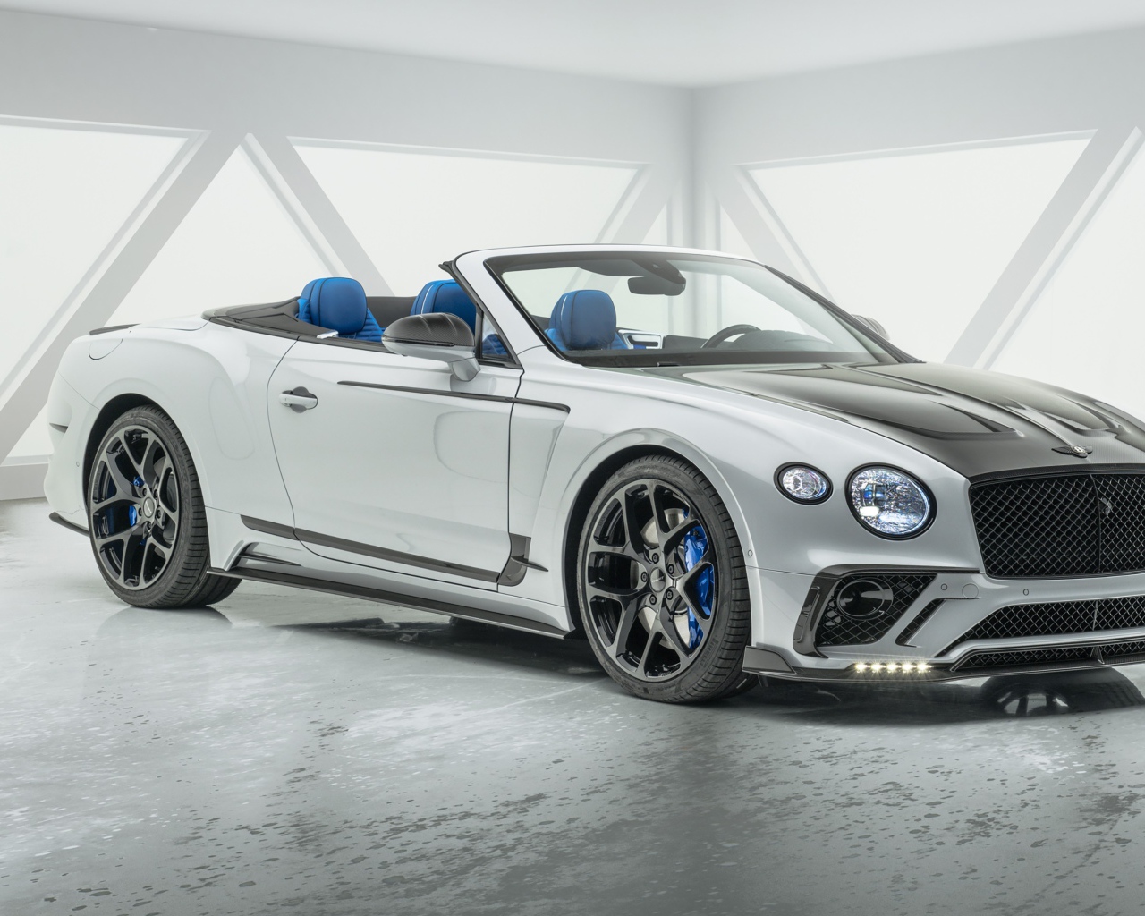 Кабриолет Bentley Continental GT Convertible в гараже