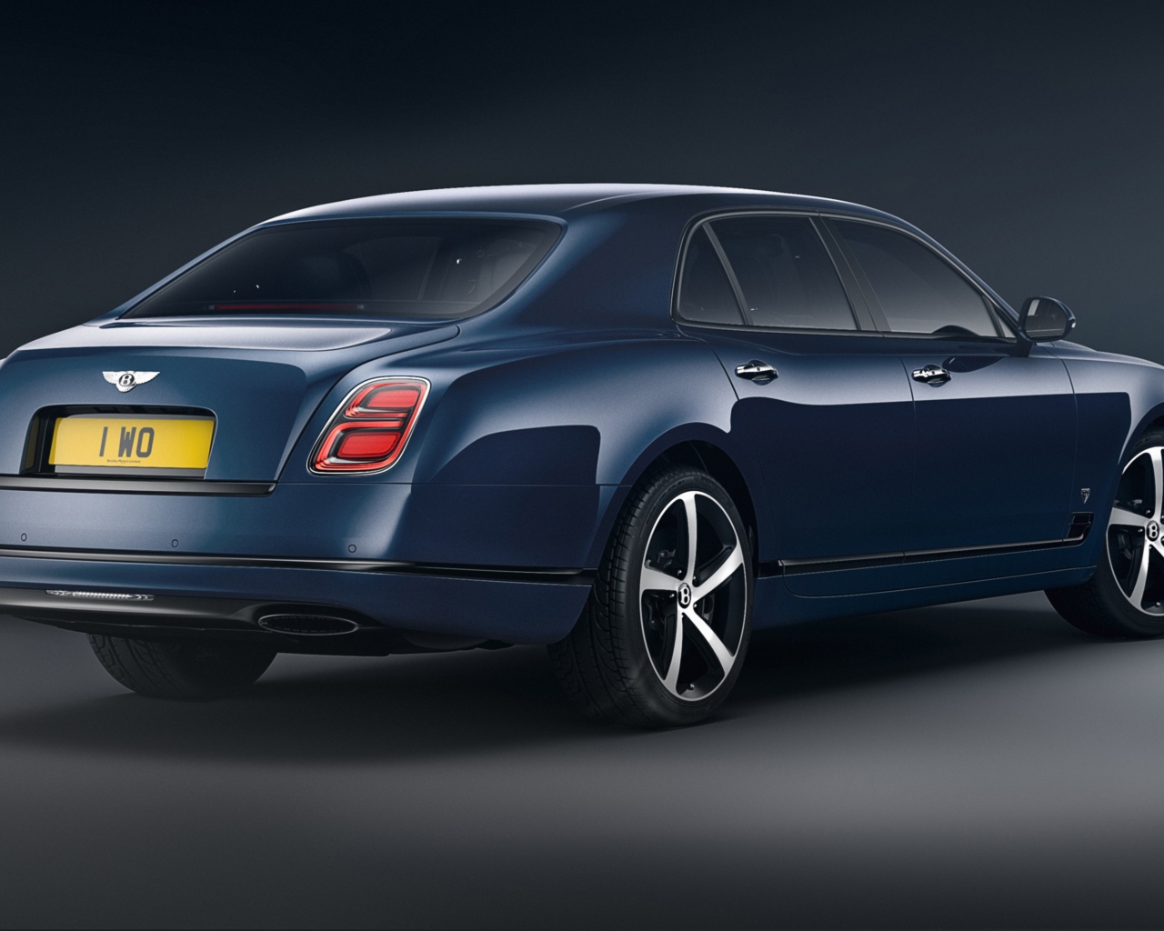 Стильный Bentley Mulsanne Edition By Mulliner 2020 года вид сзади на сером фоне