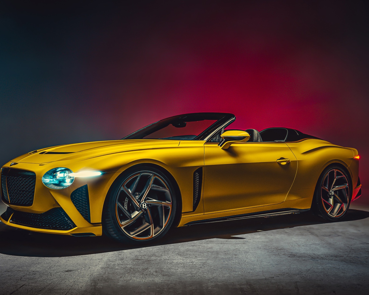 Желтый автомобиль кабриолет Bentley Mulliner Bacalar 2020 года 
