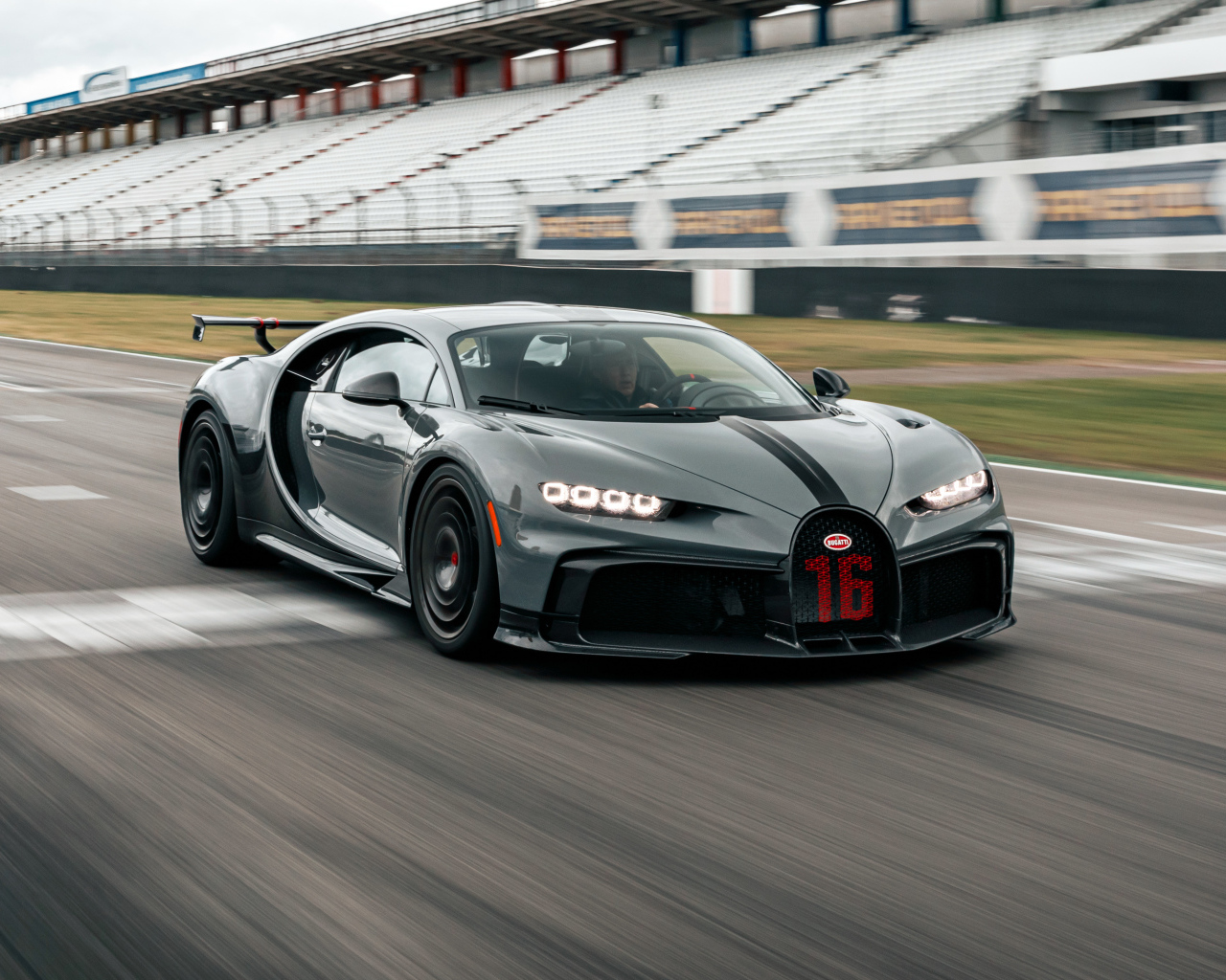 Черный Bugatti Chiron Pur Sport 2020 года на гонках