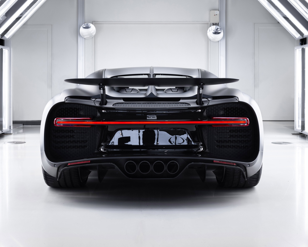 Автомобиль Bugatti Chiron Noire 2020 года вид сзади