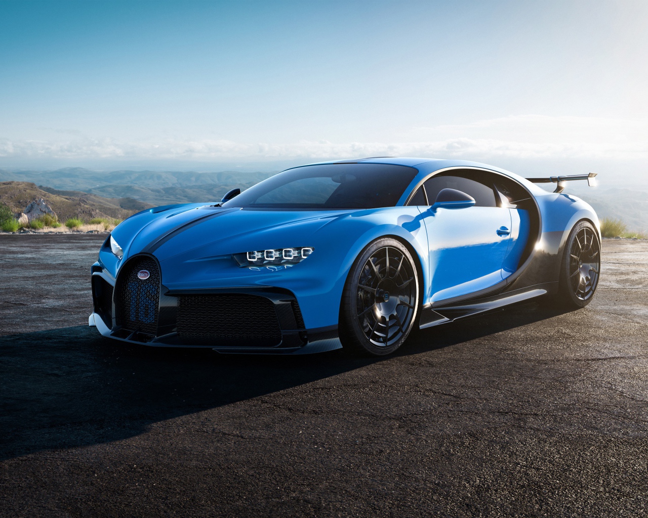 Синий автомобиль Bugatti Chiron Pur Sport 2020 года 