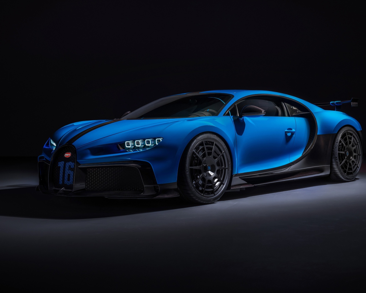 Синий автомобиль Bugatti Chiron Pur Sport 2020 года вид сзади