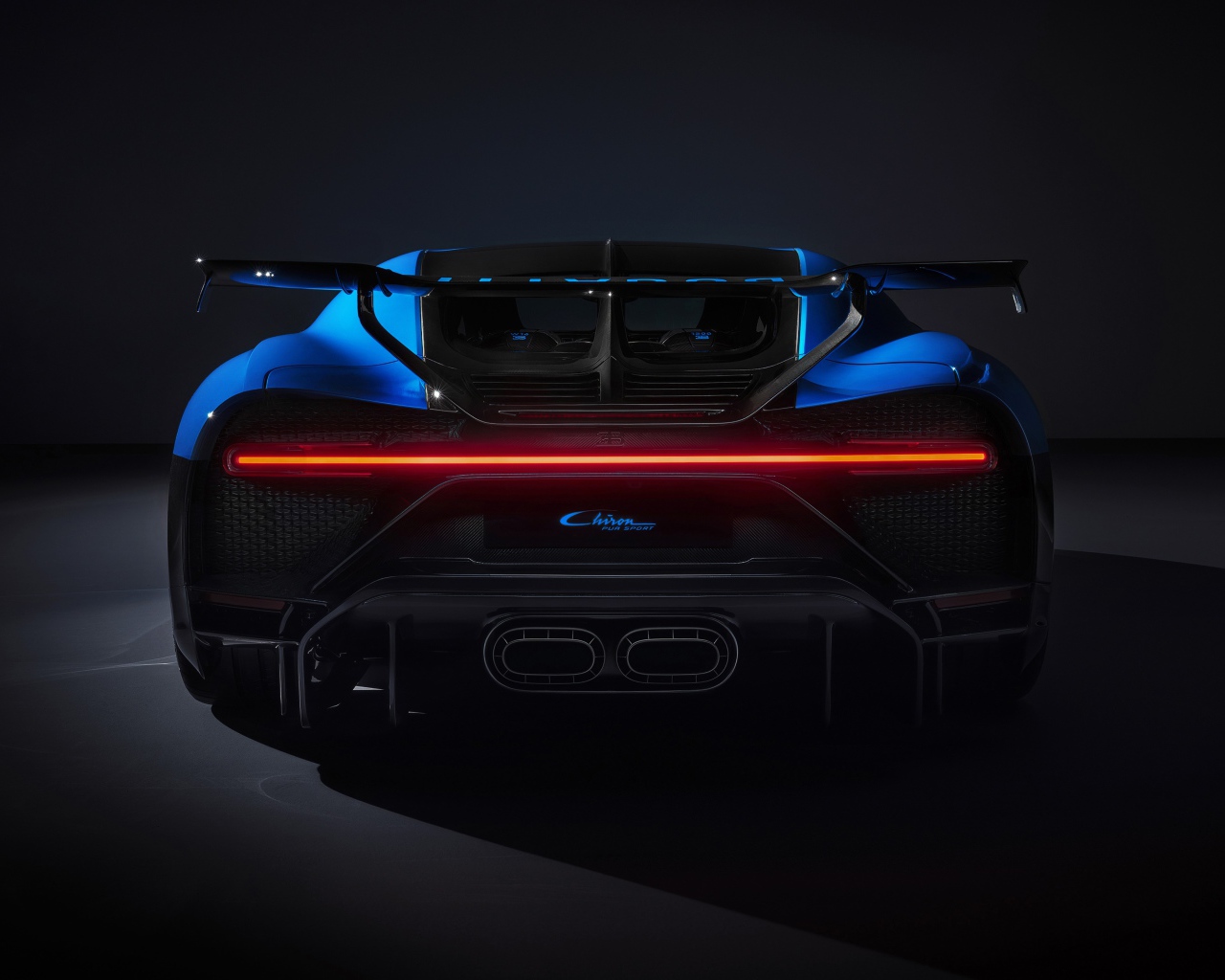 Синий автомобиль Bugatti Chiron Pur Sport 2020 года вид сзади