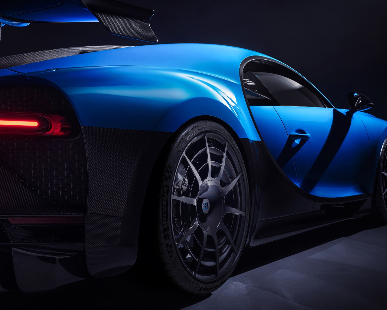 Автомобиль Bugatti Chiron Pur Sport 2020 года вид сзади на черном фоне