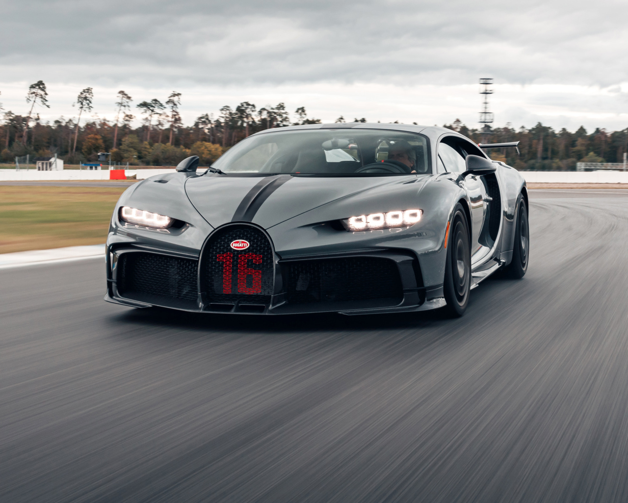 Спортивный Bugatti Chiron Pur Sport 2020 года на трассе