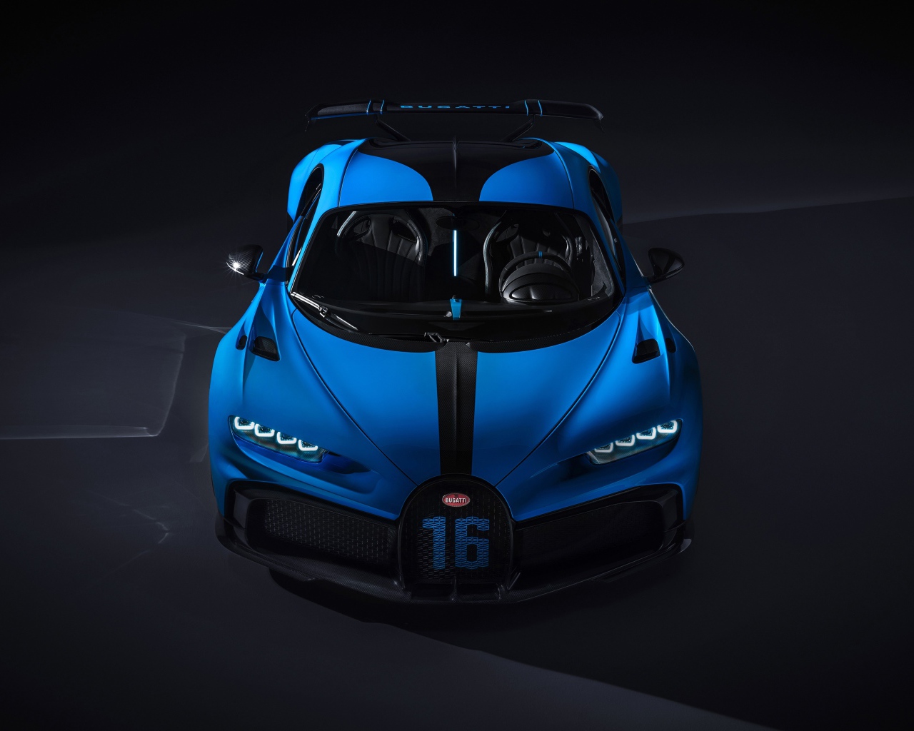 Спортивный автомобиль Bugatti Chiron Pur Sport 2020 года на сером фоне