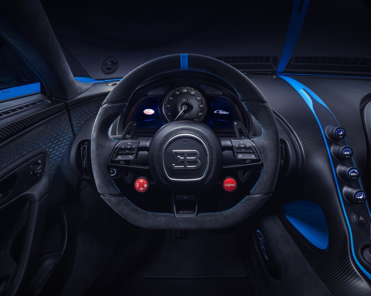 Черный салон автомобиля Bugatti Chiron Pur Sport 2020 года