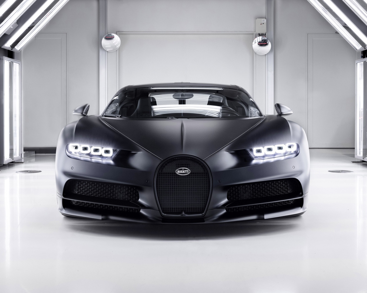 Серебристый автомобиль Bugatti Chiron Noire 2020 года в гараже 