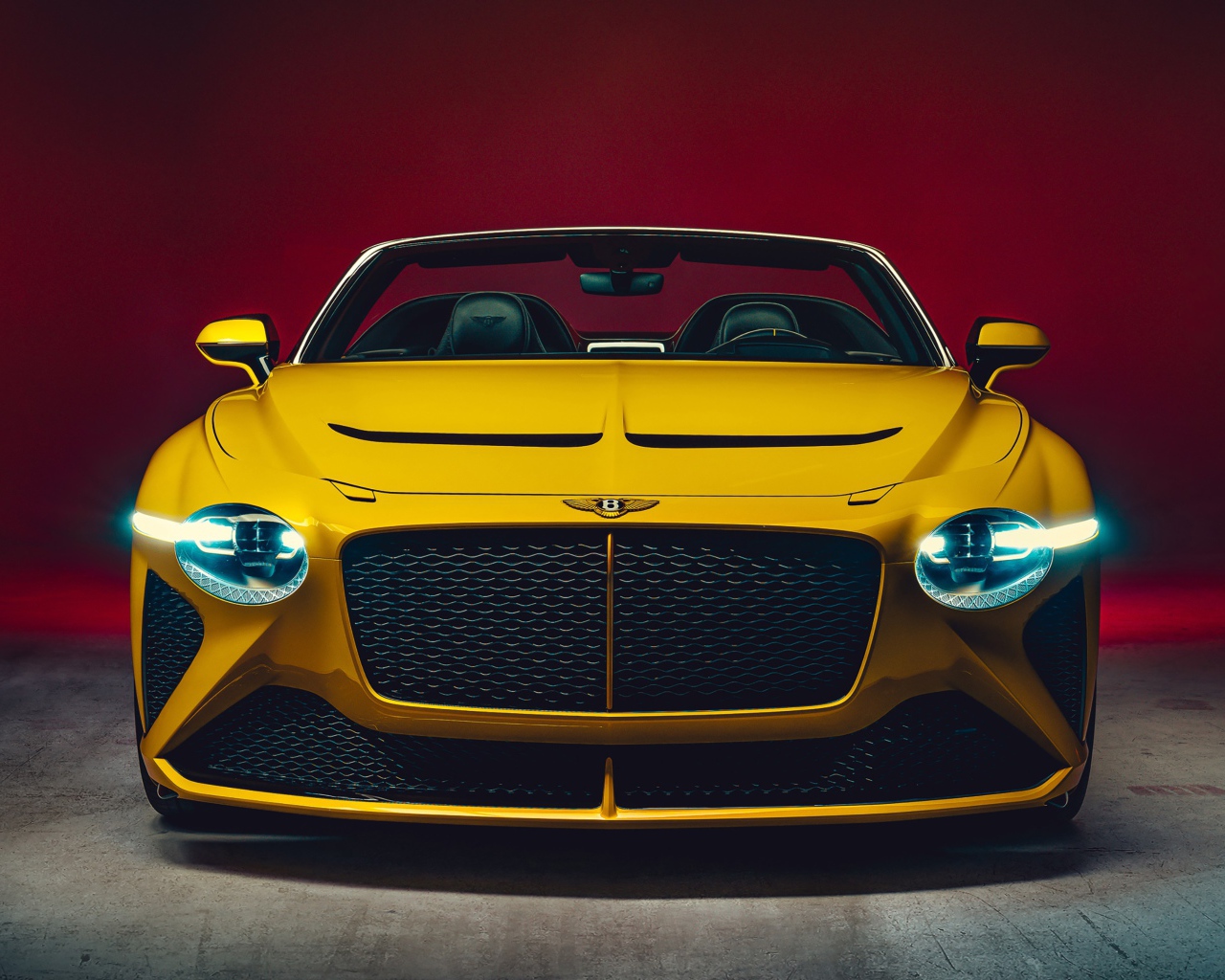 Желтый автомобиль Bentley Mulliner Bacalar 2020 года вид спереди