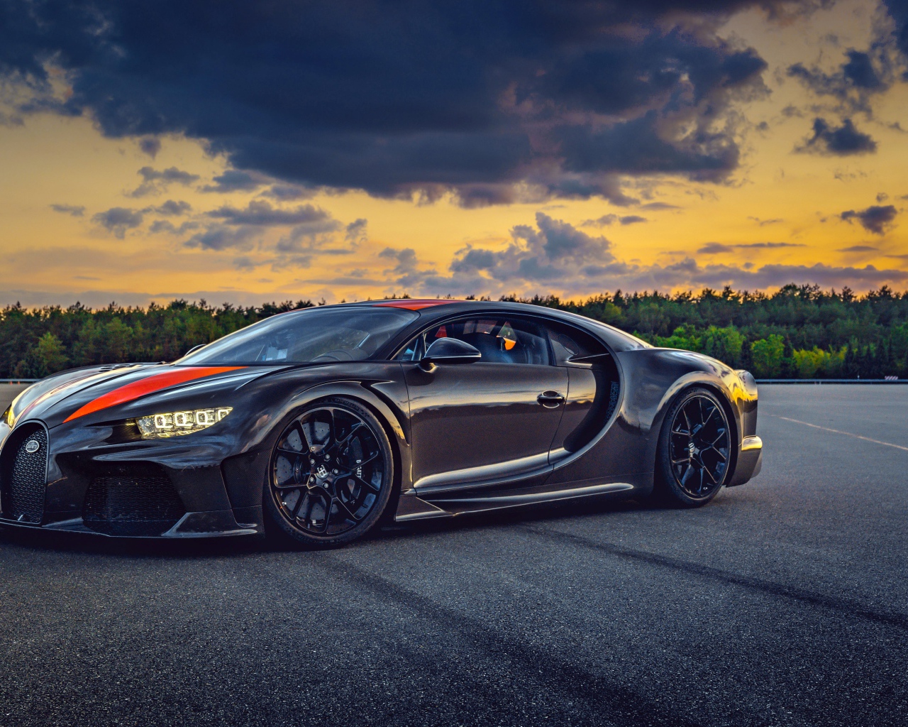 Черный автомобиль Bugatti Chiron 2019  года на фоне неба