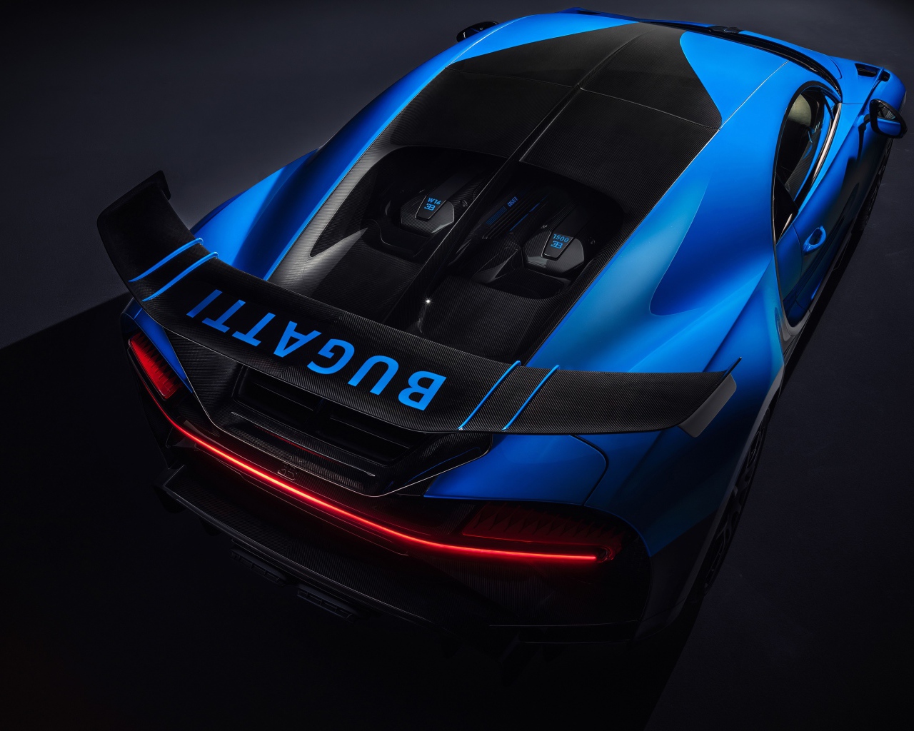 Голубой автомобиль Bugatti Chiron Pur Sport 2020 года вид сверху 