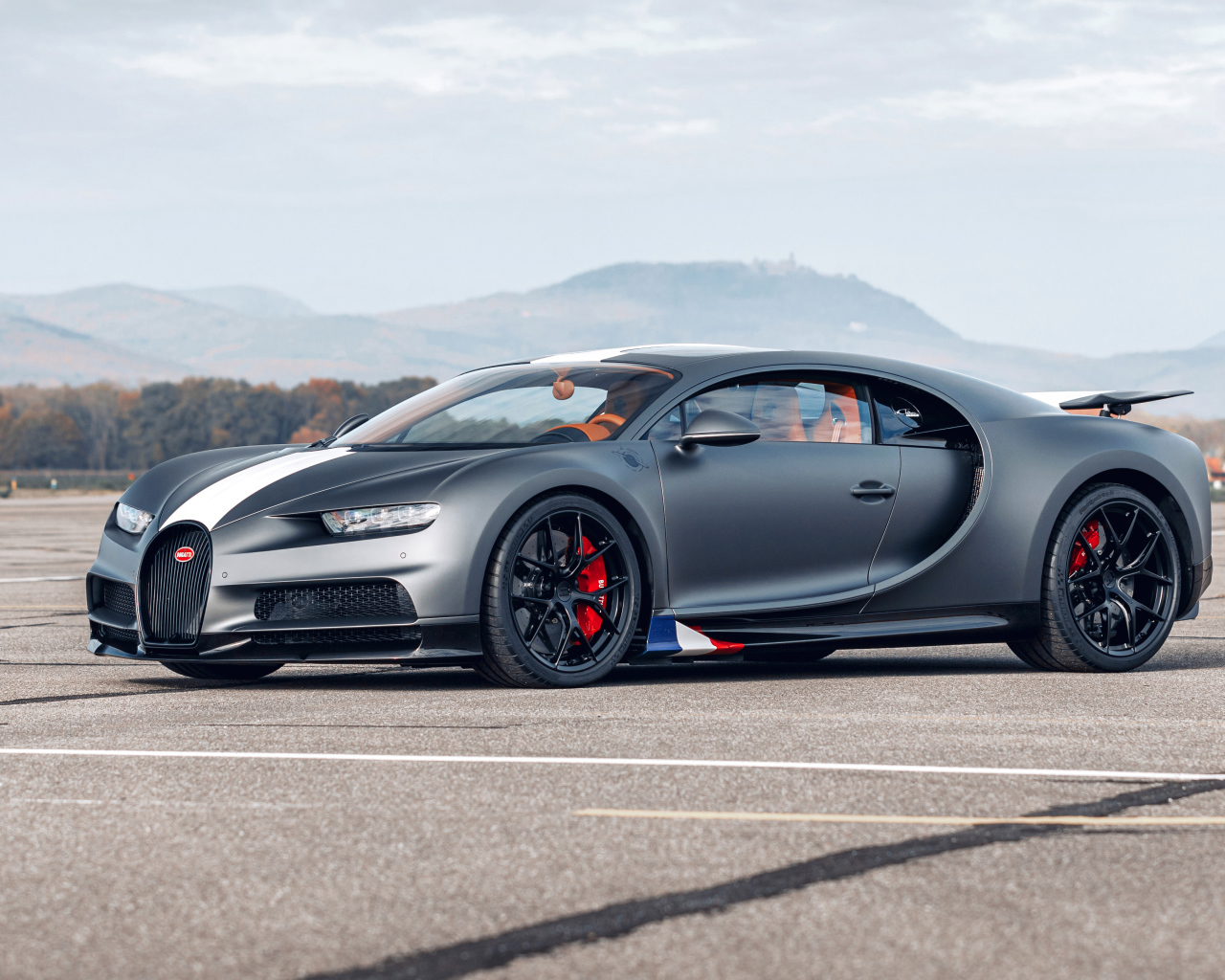 Дорогой серебристый спортивный автомобиль Bugatti Chiron