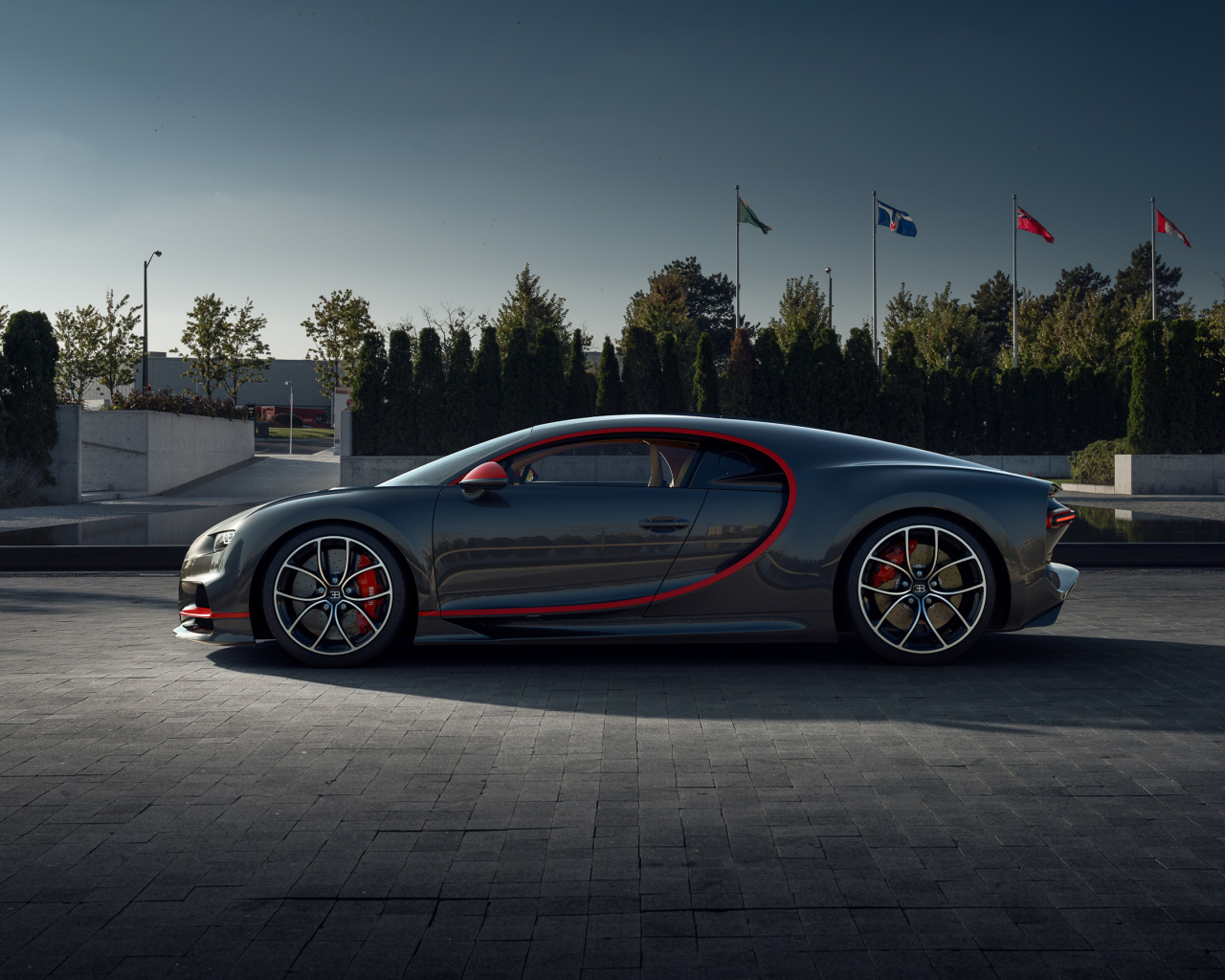 Серый автомобиль Bugatti Chiron CGI в парке