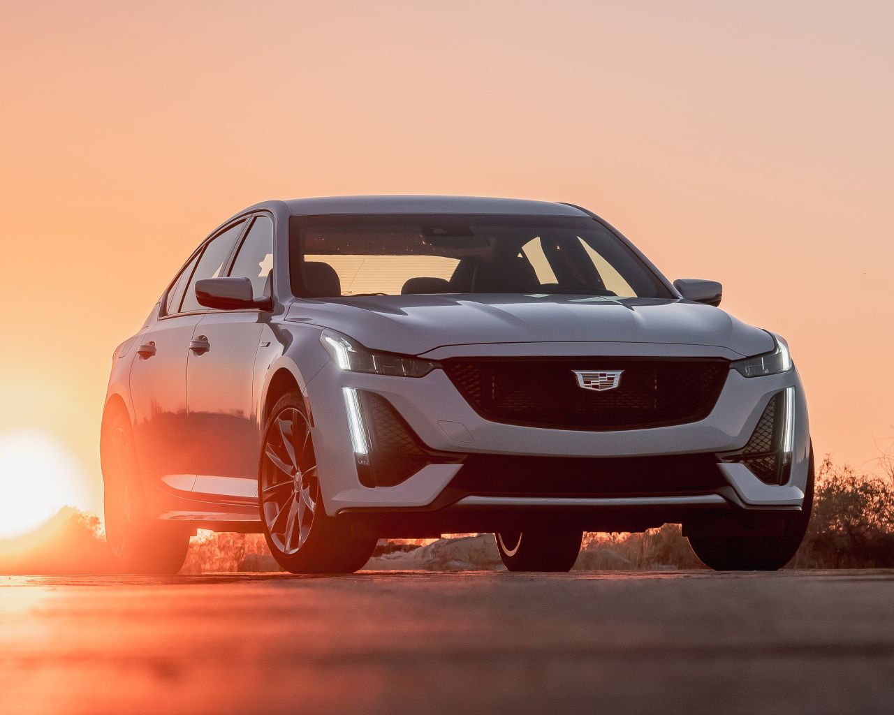 Автомобиль Cadillac CT5-V, 2020 года на фоне заката