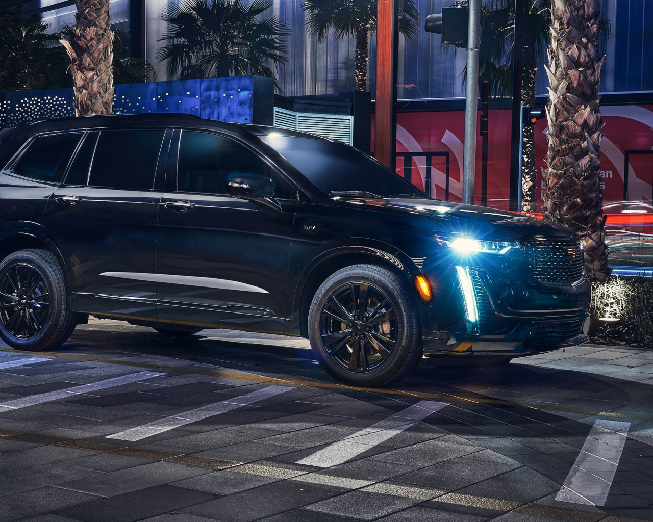 Большой черный Cadillac XT6 Midnight Edition 2020 года на ночной улице 