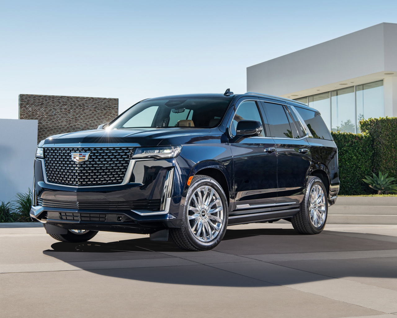 Большой дорогой Cadillac Escalade, 2021 года у дома