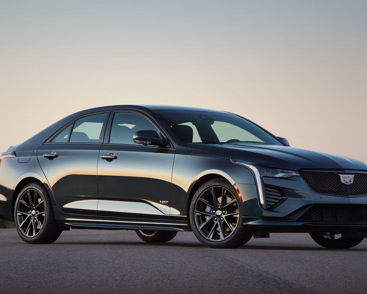 Автомобиль  Cadillac CT4-V, 2020 года на дороге 