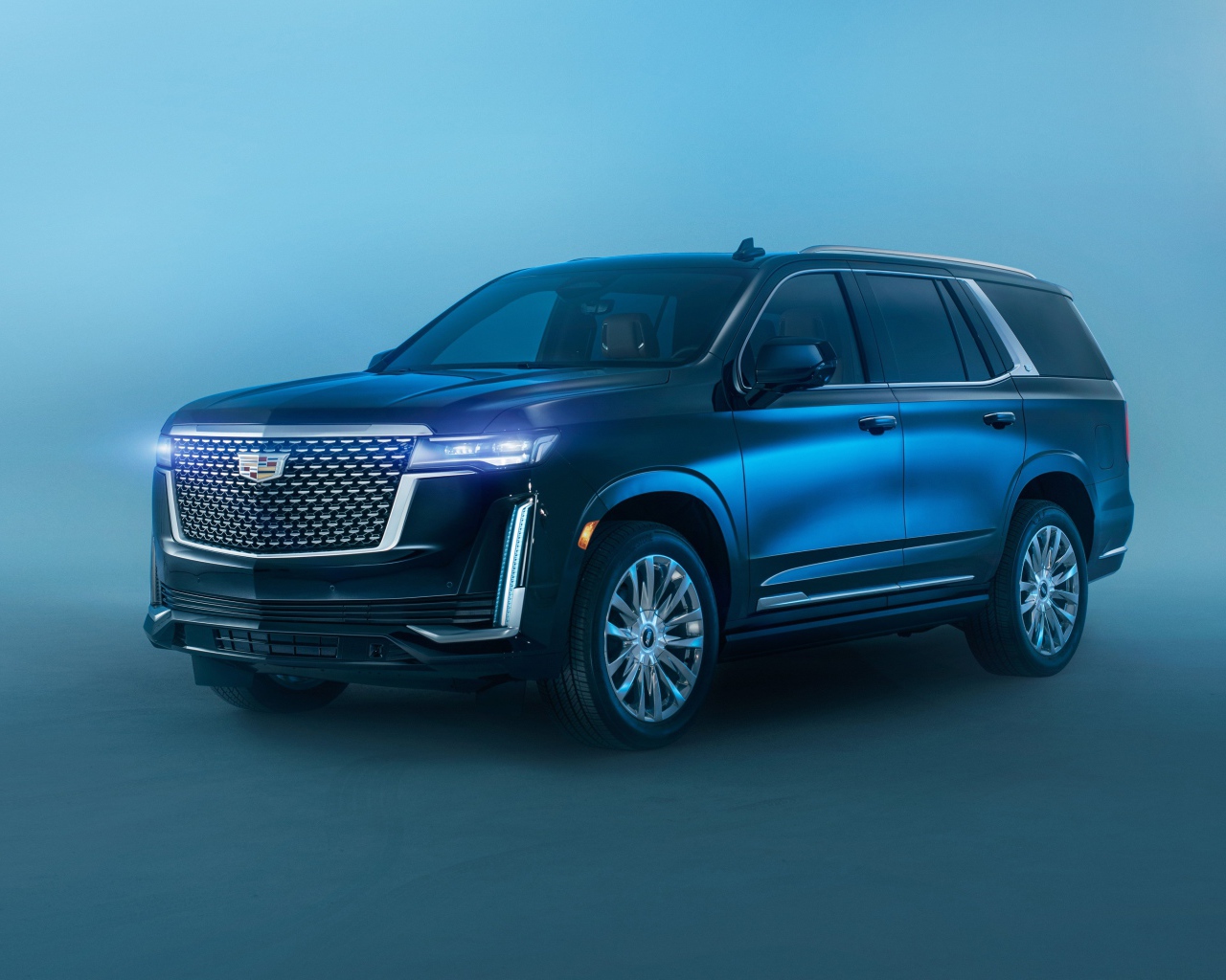 Большой Cadillac Escalade, 2021 года на сером фоне