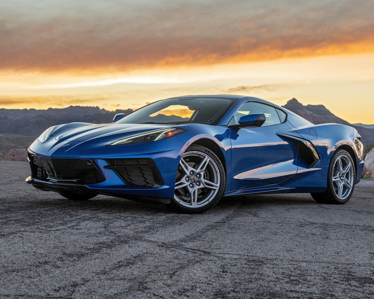 Синий автомобиль  Chevrolet Corvette Stingray, 2020 года на закате